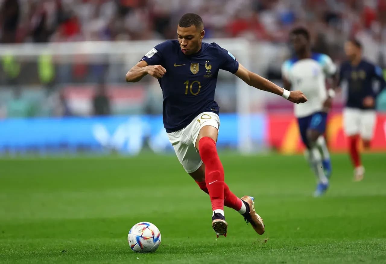Ile biega Mbappé? Zaskakujące fakty o jego prędkości na boisku Ile biega Mbappé? Zaskakujące fakty o jego prędkości na boisku