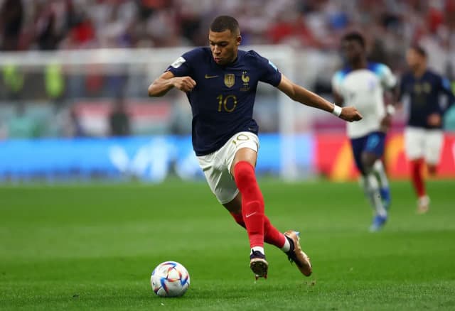 Ile biega Mbappé? Zaskakujące fakty o jego prędkości na boisku Ile biega Mbappé? Zaskakujące fakty o jego prędkości na boisku