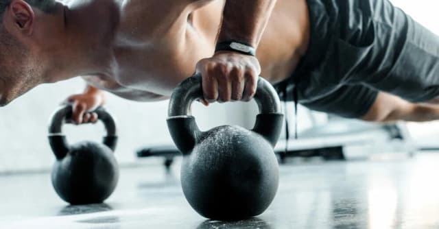 Jak ćwiczyć crossfit w domu: efektywne treningi bez sprzętu Jak ćwiczyć crossfit w domu: efektywne treningi bez sprzętu